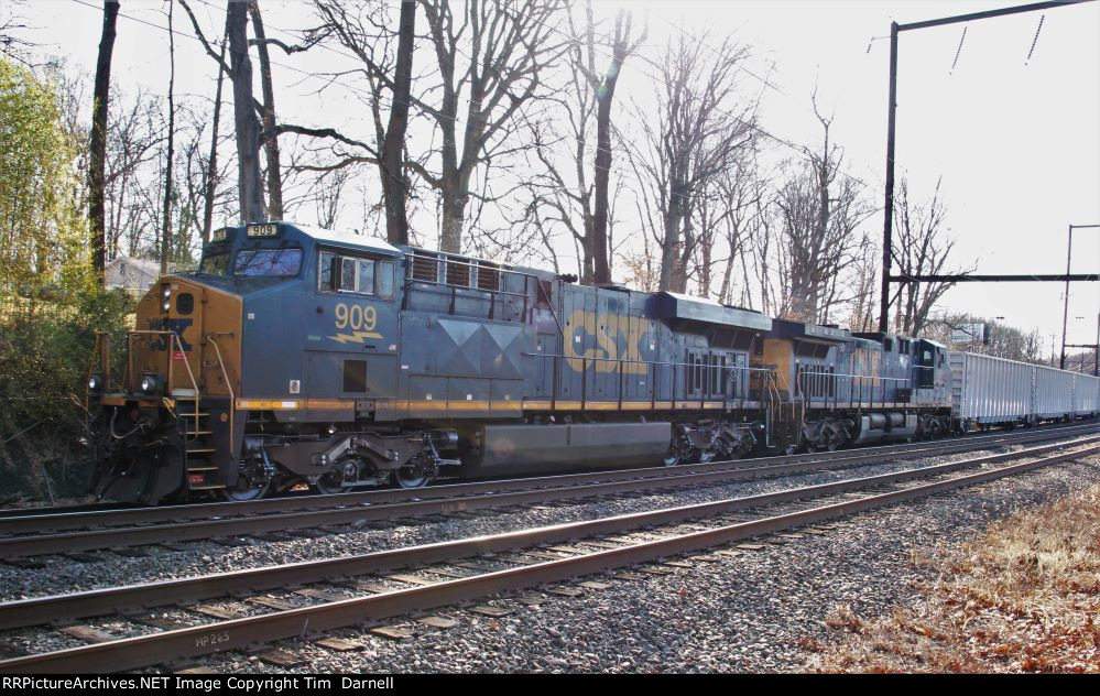 CSX 909 leads M404